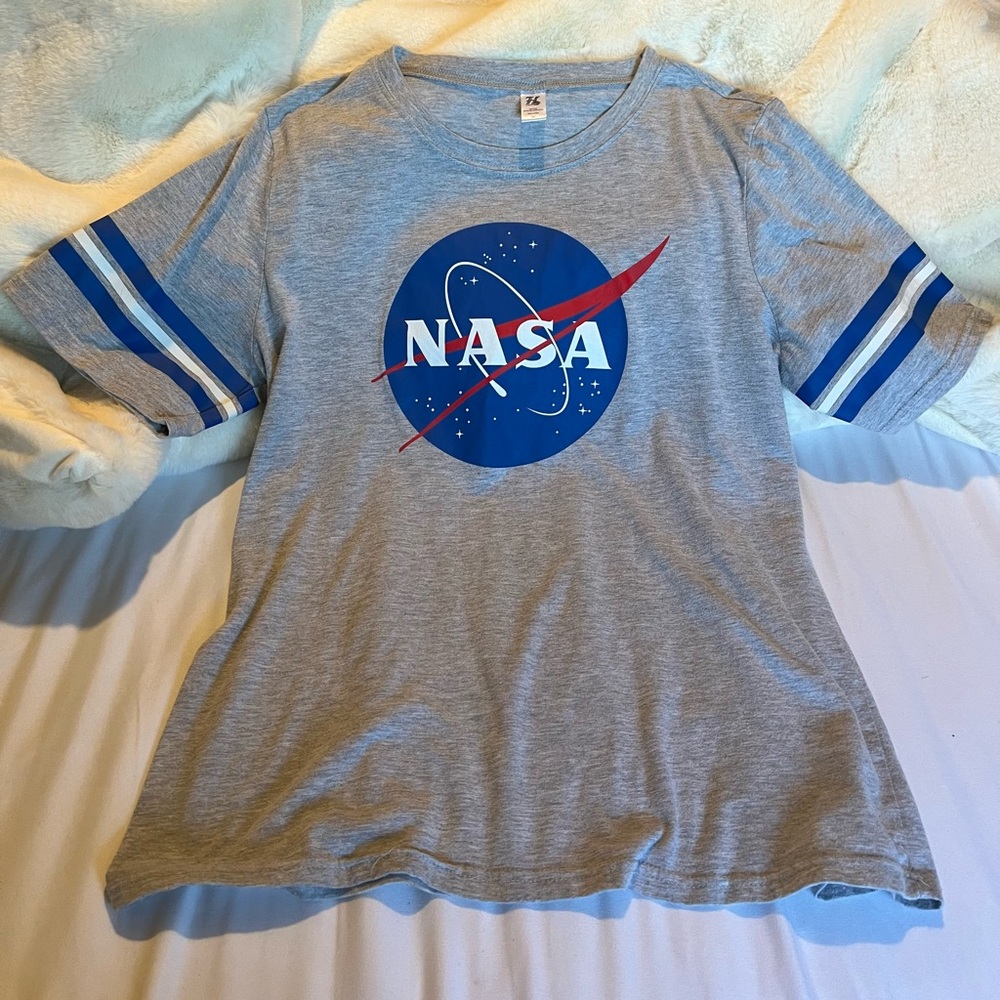 Hybrid & company Women’s Gray Tee with Blue NASA Logo and Red Accent 2X